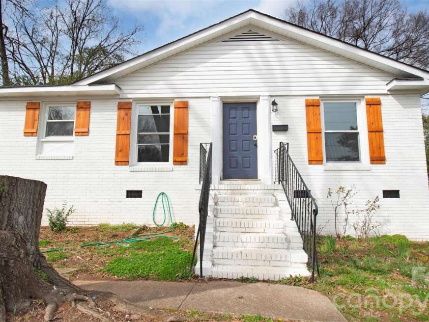 1325 Edgewater Drive, Charlotte, NC 28210.  MLS# CAR4316224, YatesRealty ID 3523. Front Unit
