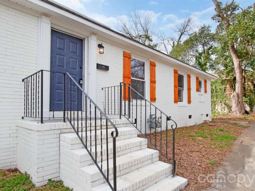 1325 Edgewater Drive, Charlotte, NC 28210.  MLS# CAR4316224, YatesRealty ID 3523. Side Unit