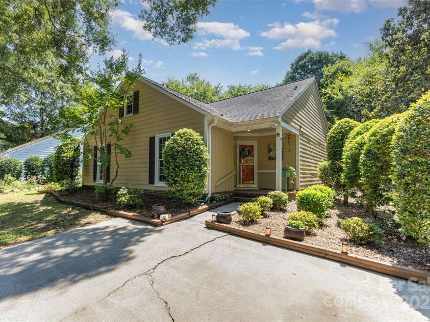 2605 Hillmont Drive, Charlotte, NC 28226.  MLS# CAR4293323, YatesRealty ID 35231. 