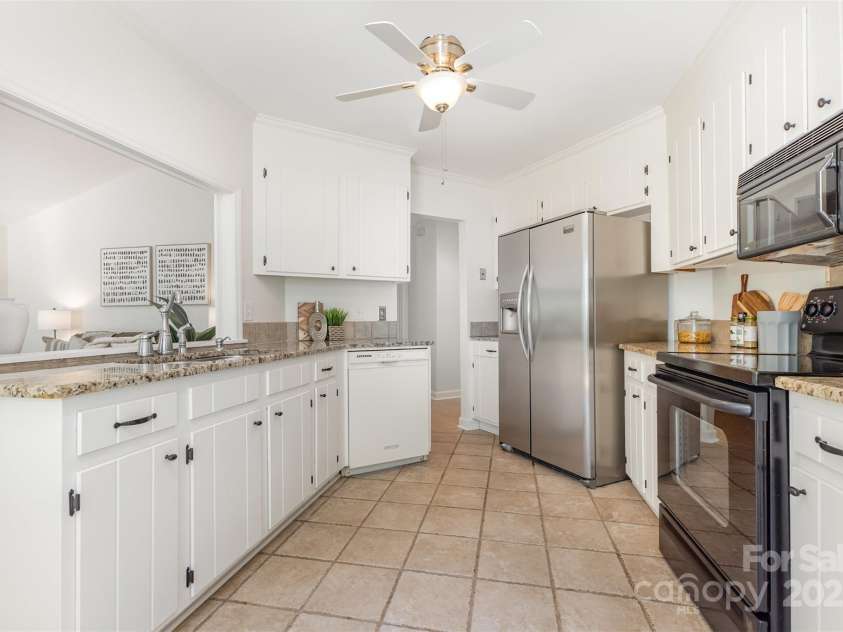 2605 Hillmont Drive, Charlotte, NC 28226.  MLS# CAR4293323, YatesRealty ID 35231. 