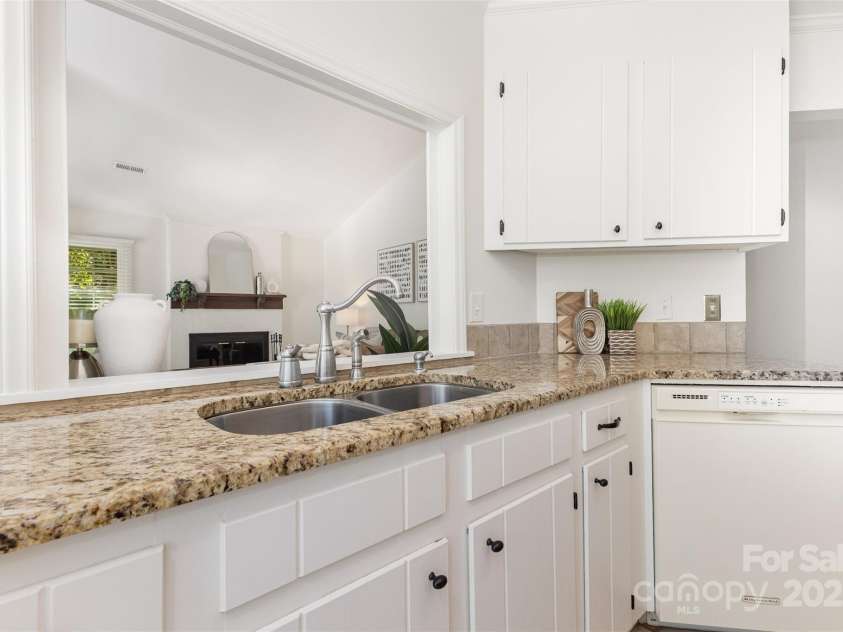 2605 Hillmont Drive, Charlotte, NC 28226.  MLS# CAR4293323, YatesRealty ID 35231. 