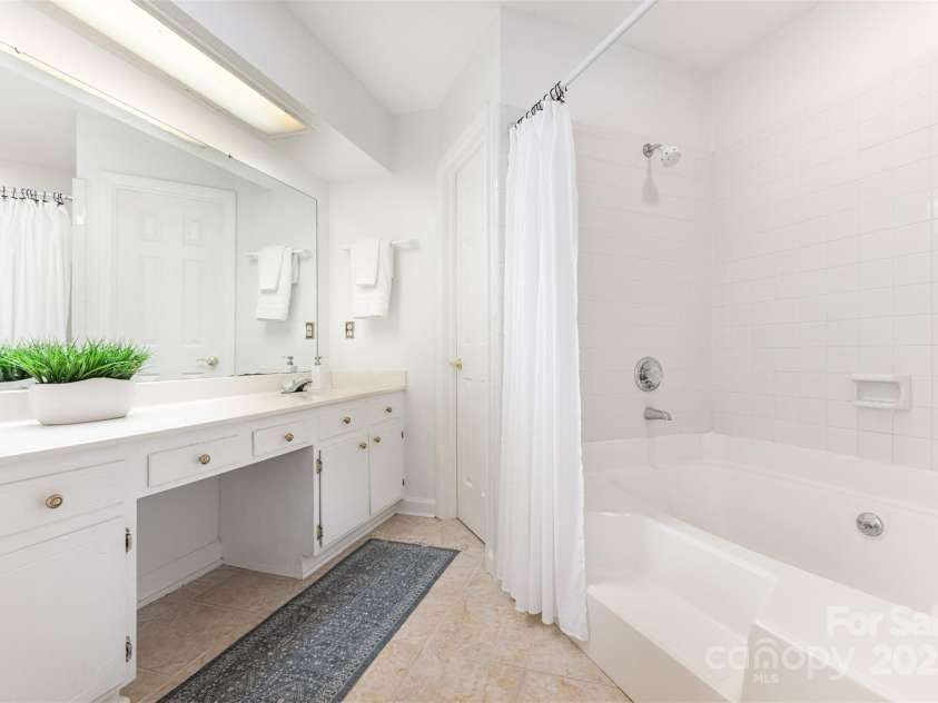 2605 Hillmont Drive, Charlotte, NC 28226.  MLS# CAR4293323, YatesRealty ID 35231. 