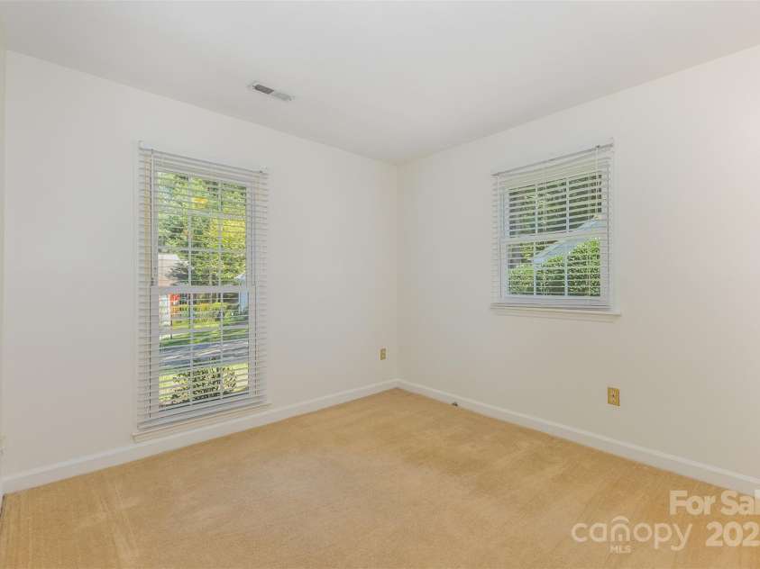 2605 Hillmont Drive, Charlotte, NC 28226.  MLS# CAR4293323, YatesRealty ID 35231. 