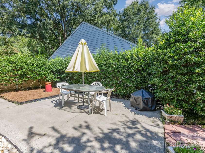 2605 Hillmont Drive, Charlotte, NC 28226.  MLS# CAR4293323, YatesRealty ID 35231. 