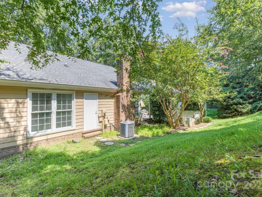 2605 Hillmont Drive, Charlotte, NC 28226.  MLS# CAR4293323, YatesRealty ID 35231. 