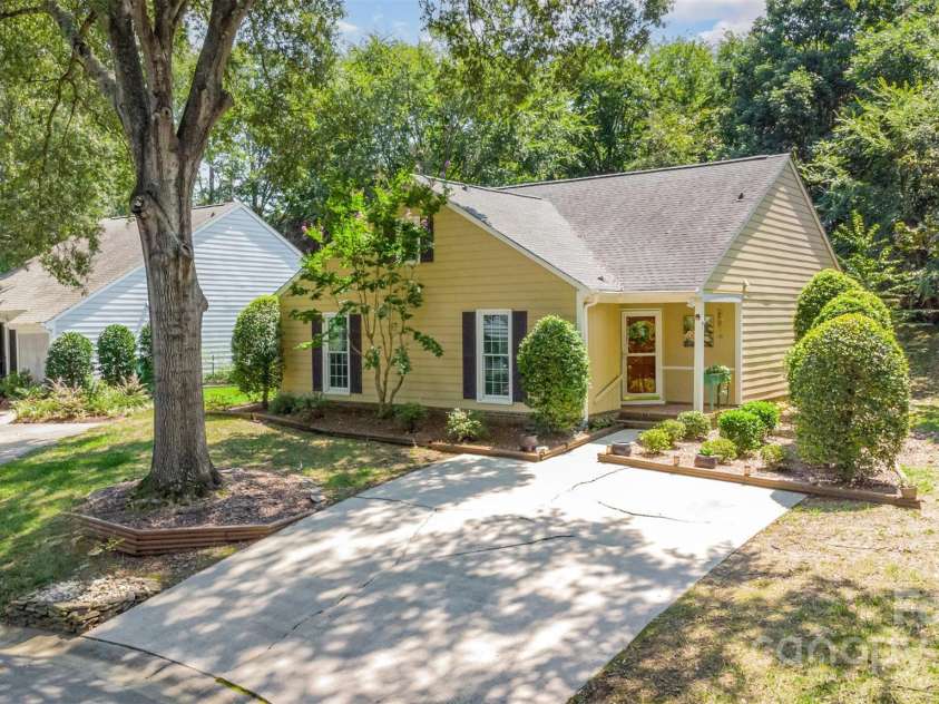 2605 Hillmont Drive, Charlotte, NC 28226.  MLS# CAR4293323, YatesRealty ID 35231. 