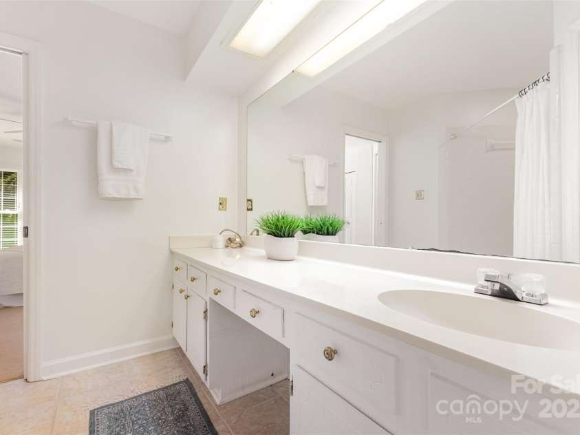 2605 Hillmont Drive, Charlotte, NC 28226.  MLS# CAR4293323, YatesRealty ID 35231. 