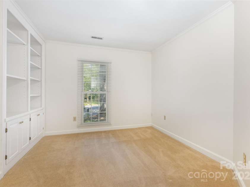 2605 Hillmont Drive, Charlotte, NC 28226.  MLS# CAR4293323, YatesRealty ID 35231. 