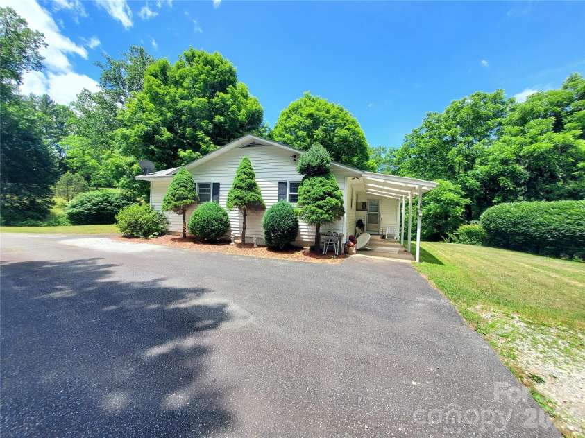 886 Hanging Rock Road, Spruce Pine, NC 28777.  MLS# CAR4401130, YatesRealty ID 35235. 