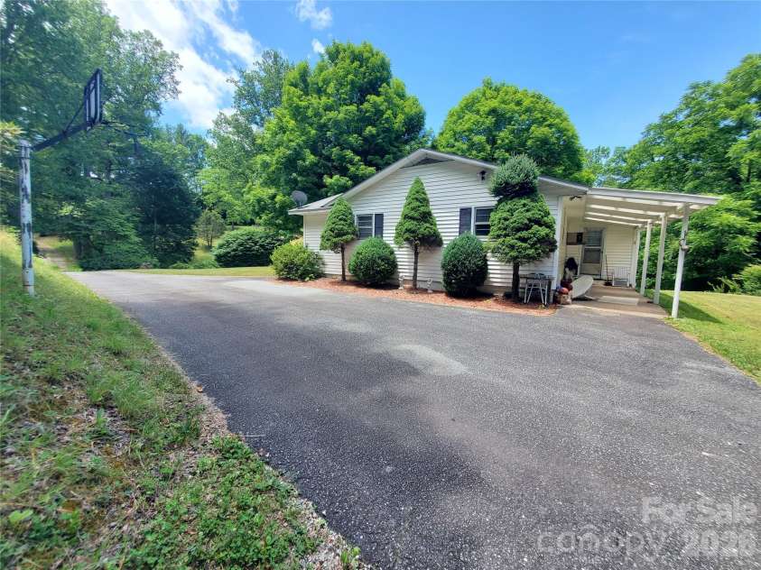 886 Hanging Rock Road, Spruce Pine, NC 28777.  MLS# CAR4401130, YatesRealty ID 35235. 