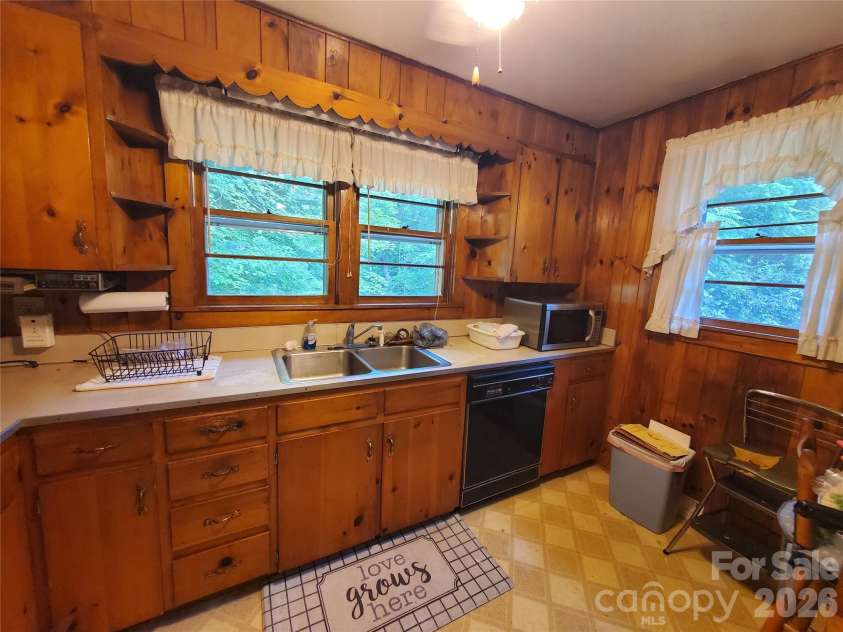 886 Hanging Rock Road, Spruce Pine, NC 28777.  MLS# CAR4401130, YatesRealty ID 35235. 