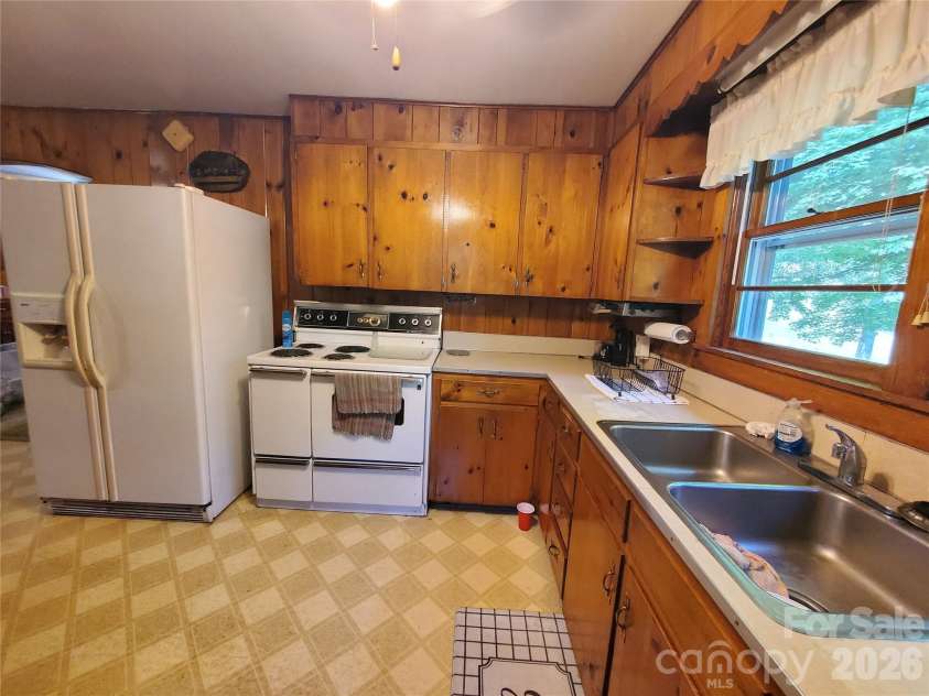 886 Hanging Rock Road, Spruce Pine, NC 28777.  MLS# CAR4401130, YatesRealty ID 35235. 
