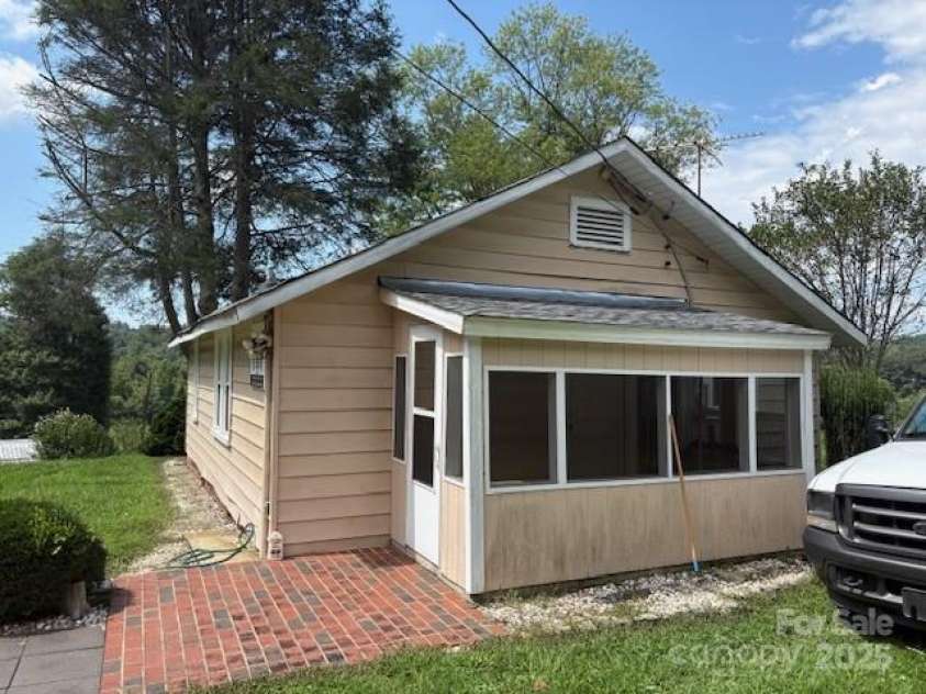 3015 SUN Place, Lenoir, NC 28645.  MLS# CAR4292986, YatesRealty ID 35236. 