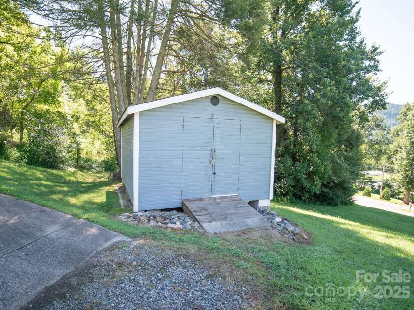 3015 SUN Place, Lenoir, NC 28645.  MLS# CAR4292986, YatesRealty ID 35236. 