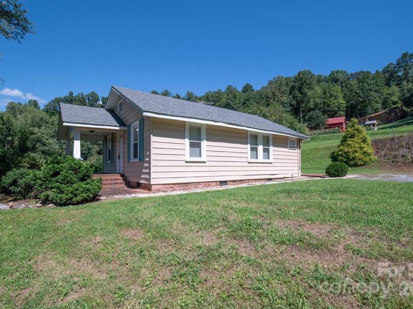 3015 SUN Place, Lenoir, NC 28645.  MLS# CAR4292986, YatesRealty ID 35236. 