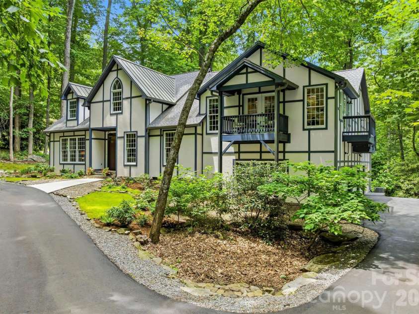 61 Scroops Drive, Swannanoa, NC 28778.  MLS# CAR4393585, YatesRealty ID 35237. Beautifully landscaped
