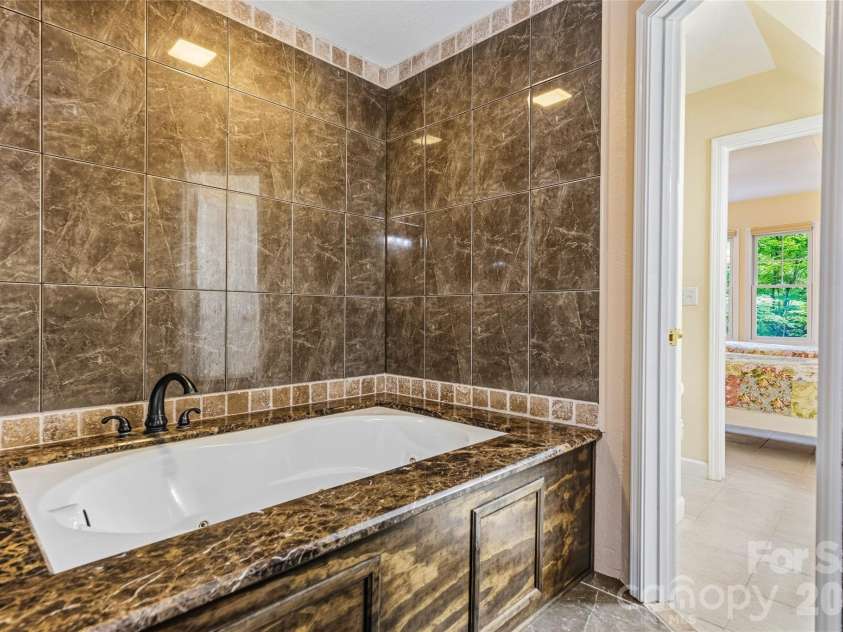 61 Scroops Drive, Swannanoa, NC 28778.  MLS# CAR4393585, YatesRealty ID 35237. Full bathroom upstairs