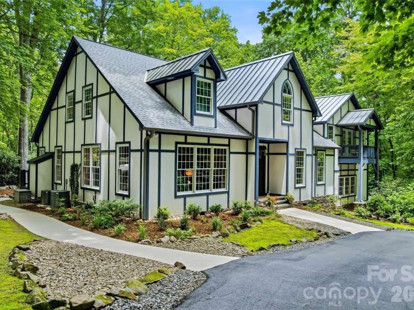 61 Scroops Drive, Swannanoa, NC 28778.  MLS# CAR4393585, YatesRealty ID 35237. Welcome to 61 Scroops Drive.