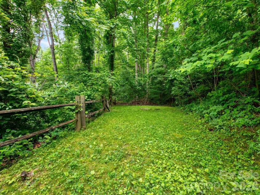 44 Leisure Mountain Road, Asheville, NC 28804.  MLS# CAR4349141, YatesRealty ID 35239. 