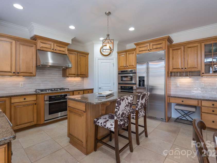 10005 Chimney Drive, Waxhaw, NC 28173.  MLS# CAR4235239, YatesRealty ID 3524. Kitchen