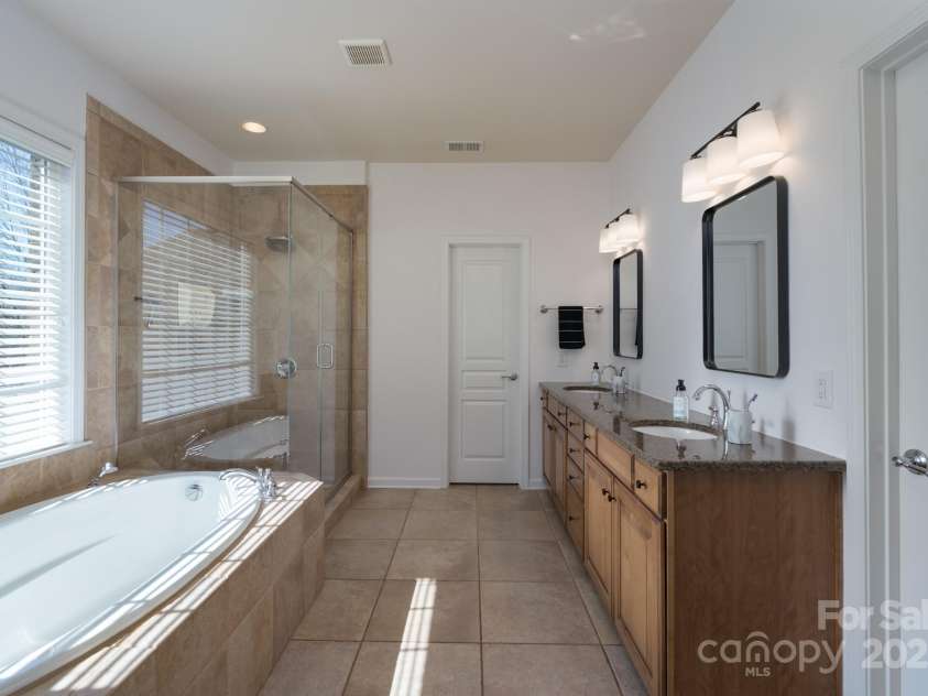 10005 Chimney Drive, Waxhaw, NC 28173.  MLS# CAR4235239, YatesRealty ID 3524. Primary Bathroom