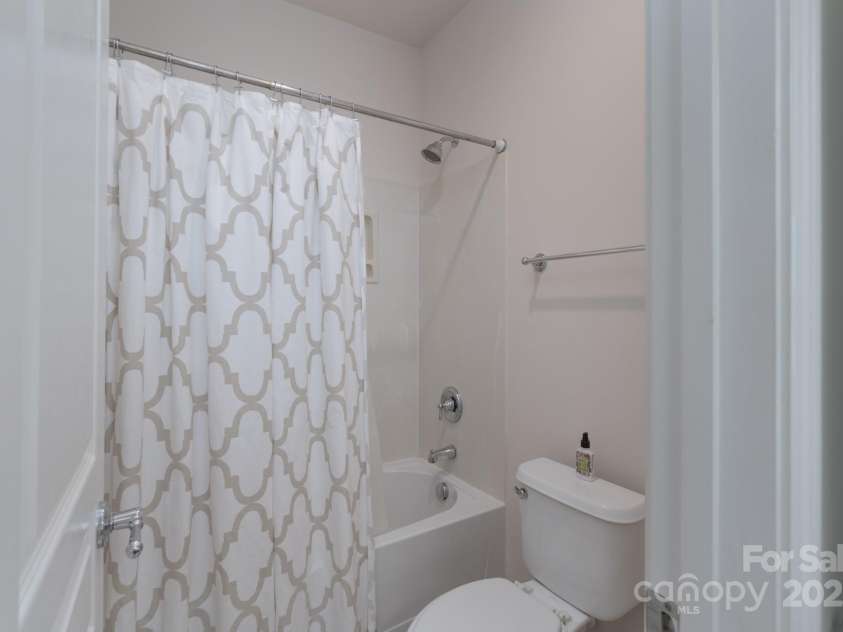 10005 Chimney Drive, Waxhaw, NC 28173.  MLS# CAR4235239, YatesRealty ID 3524. Upper Level Fun Bathroom