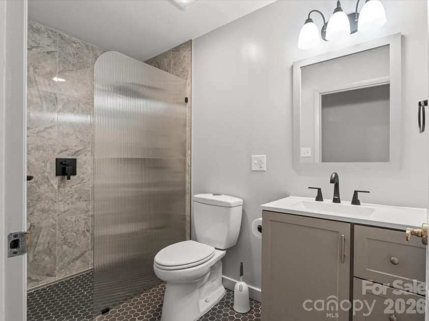 200 Canterbury Road, Cullowhee, NC 28723.  MLS# CAR4350143, YatesRealty ID 3524. Full bathroom 