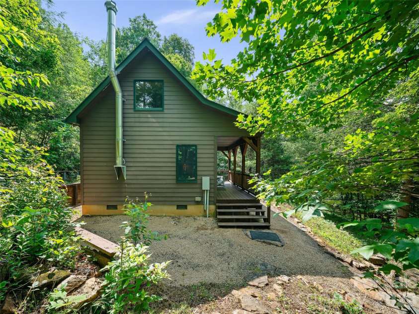 262 Little Pond Drive, Burnsville, NC 28714.  MLS# CAR4399140, YatesRealty ID 35241. 