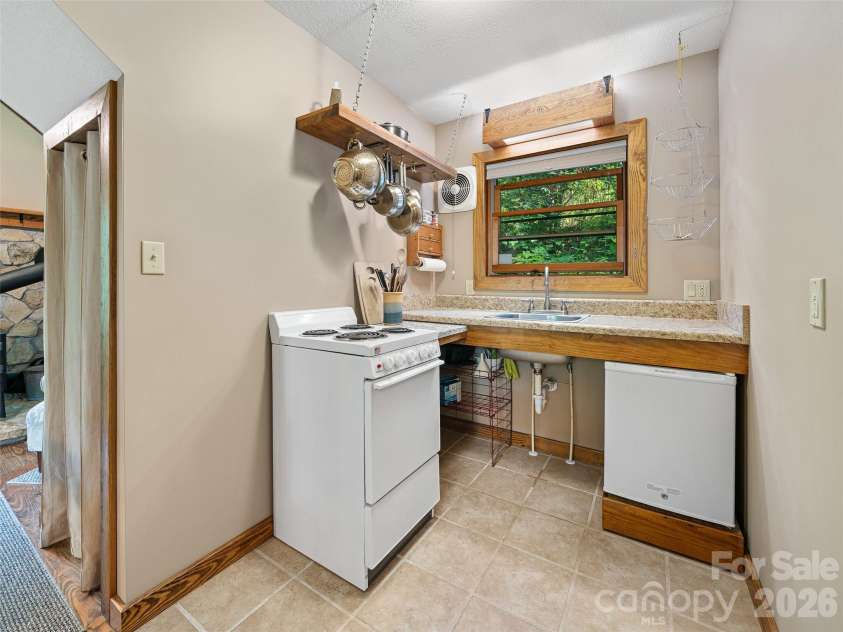 262 Little Pond Drive, Burnsville, NC 28714.  MLS# CAR4399140, YatesRealty ID 35241. 