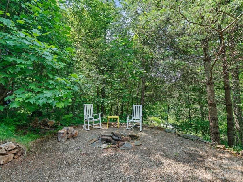 262 Little Pond Drive, Burnsville, NC 28714.  MLS# CAR4399140, YatesRealty ID 35241. 
