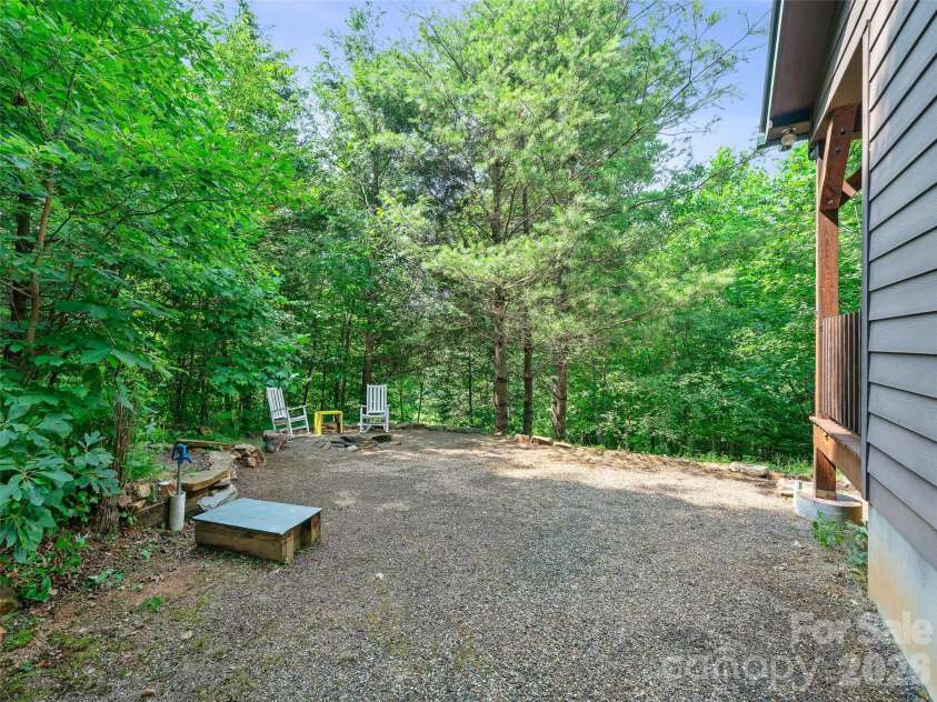 262 Little Pond Drive, Burnsville, NC 28714.  MLS# CAR4399140, YatesRealty ID 35241. 