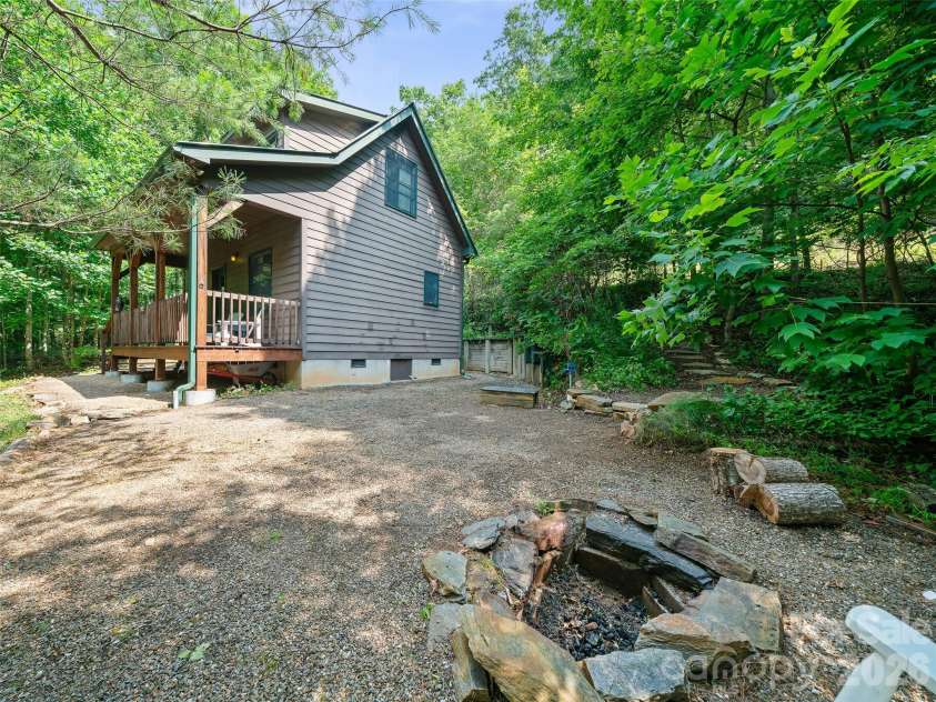 262 Little Pond Drive, Burnsville, NC 28714.  MLS# CAR4399140, YatesRealty ID 35241. 