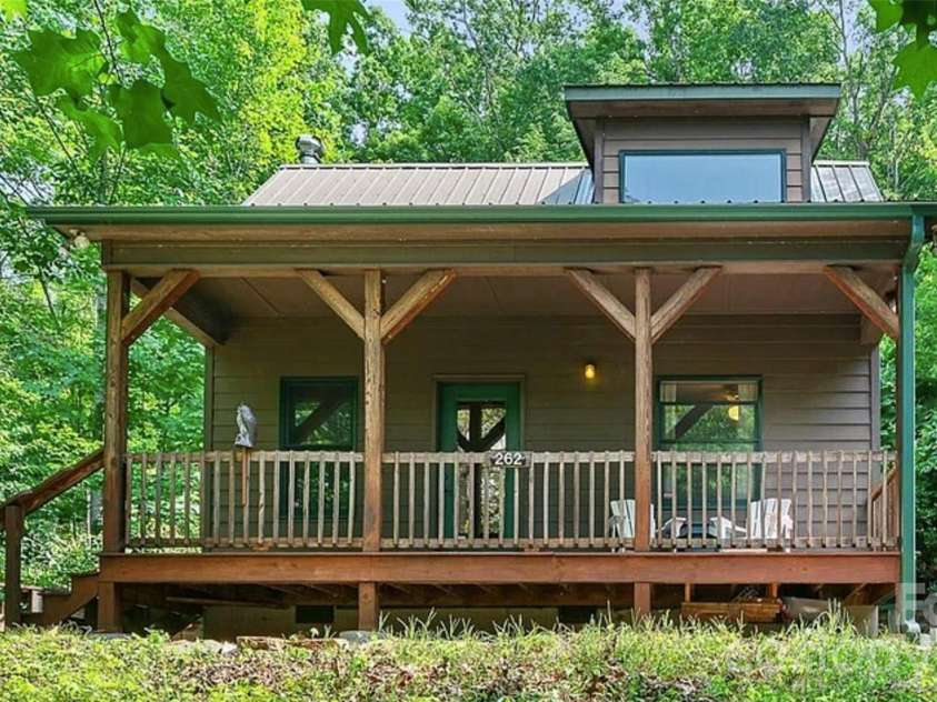262 Little Pond Drive, Burnsville, NC 28714.  MLS# CAR4399140, YatesRealty ID 35241. 