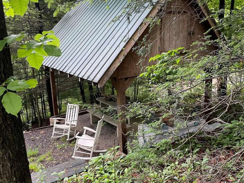 262 Little Pond Drive, Burnsville, NC 28714.  MLS# CAR4399140, YatesRealty ID 35241. 