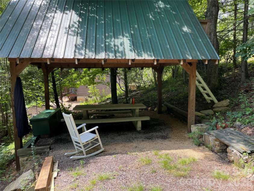 262 Little Pond Drive, Burnsville, NC 28714.  MLS# CAR4399140, YatesRealty ID 35241. 