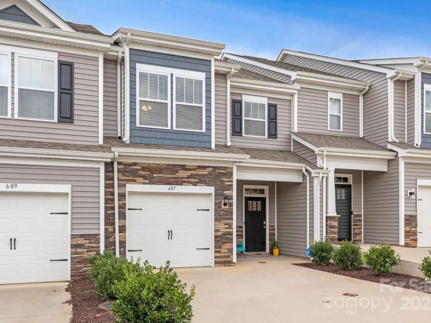 607 Santa Clara Drive, Asheville, NC 28806.  MLS# CAR4297182, YatesRealty ID 35241. 