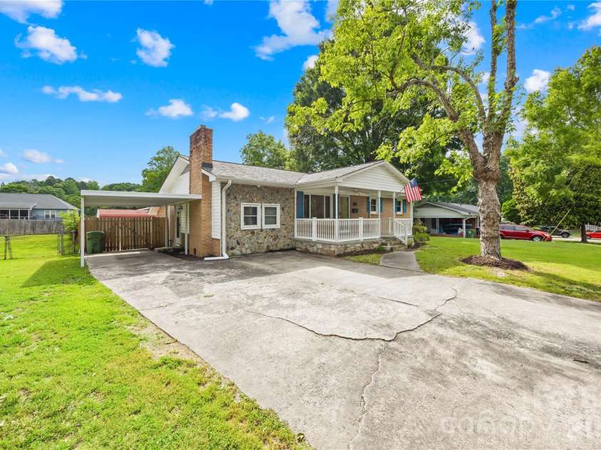 205 Gaddis Drive, Mount Holly, NC 28120.  MLS# CAR4393713, YatesRealty ID 35243. 