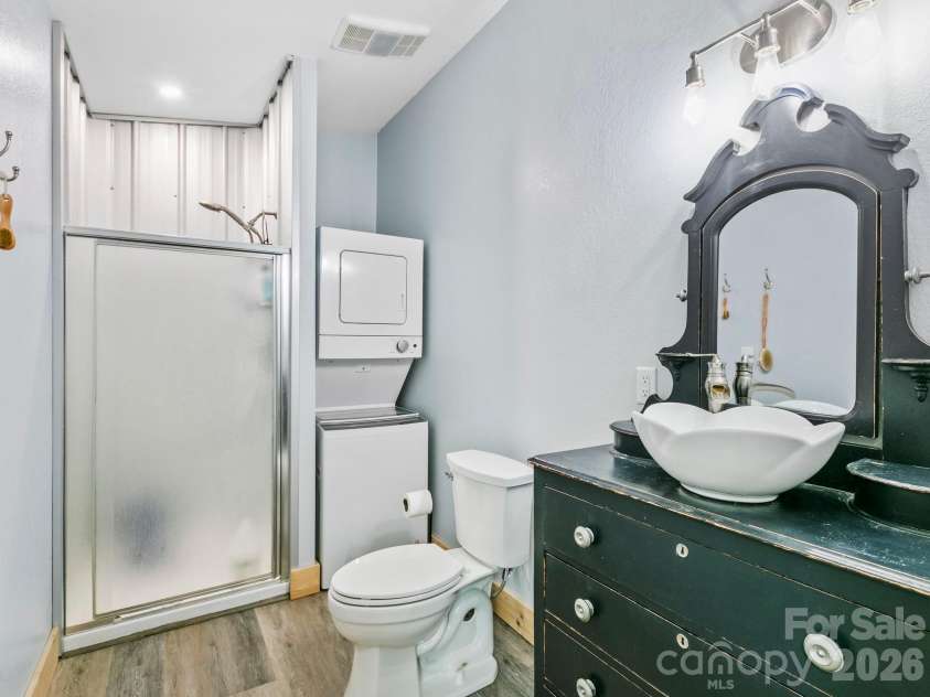 116 Hiawatha Court, Asheville, NC 28806.  MLS# CAR4397854, YatesRealty ID 35245. Full Ensuite Bath with stackable washer/dryer
