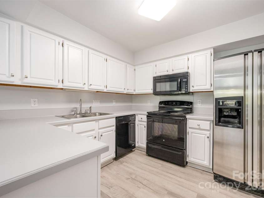5828 Harris Grove Lane, Charlotte, NC 28212.  MLS# CAR4294607, YatesRealty ID 35246. 
