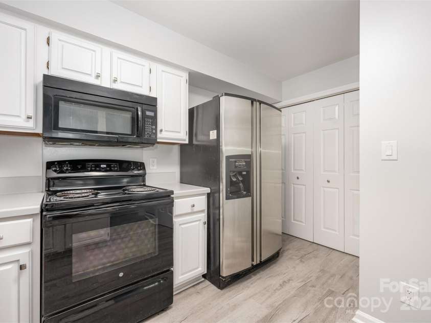 5828 Harris Grove Lane, Charlotte, NC 28212.  MLS# CAR4294607, YatesRealty ID 35246. 