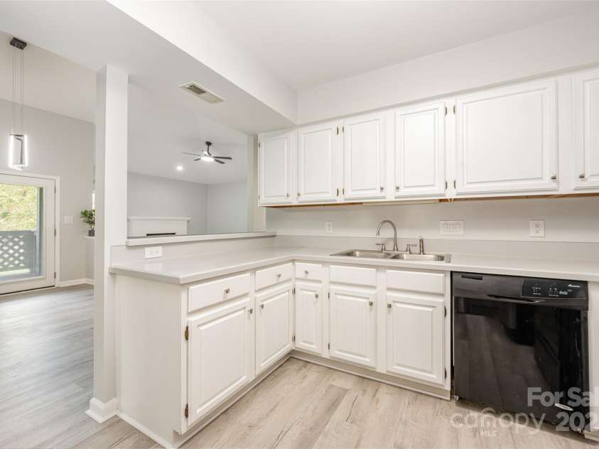 5828 Harris Grove Lane, Charlotte, NC 28212.  MLS# CAR4294607, YatesRealty ID 35246. 