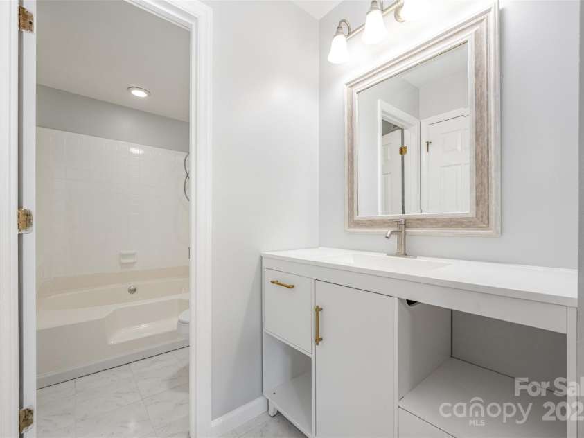 5828 Harris Grove Lane, Charlotte, NC 28212.  MLS# CAR4294607, YatesRealty ID 35246. 