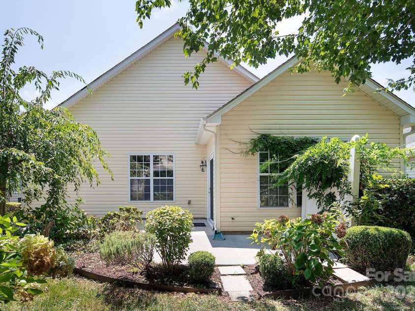 923 Platinum Drive, Fort Mill, SC 29708.  MLS# CAR4248471, YatesRealty ID 35247. 