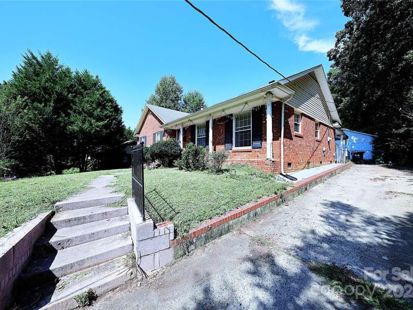 2209 Laura Drive, Charlotte, NC 28212.  MLS# CAR4182108, YatesRealty ID 3525. 