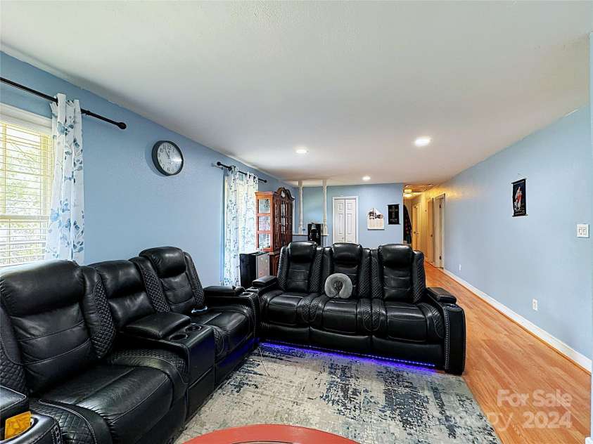 2209 Laura Drive, Charlotte, NC 28212.  MLS# CAR4182108, YatesRealty ID 3525. 