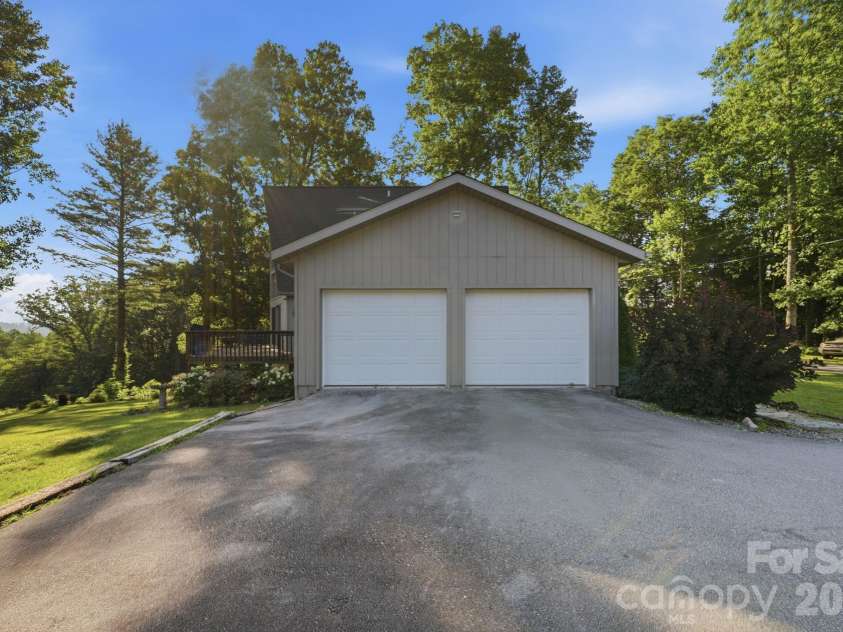 198 Hickory Hill Circle, Spruce Pine, NC 28777.  MLS# CAR4399787, YatesRealty ID 35250. 