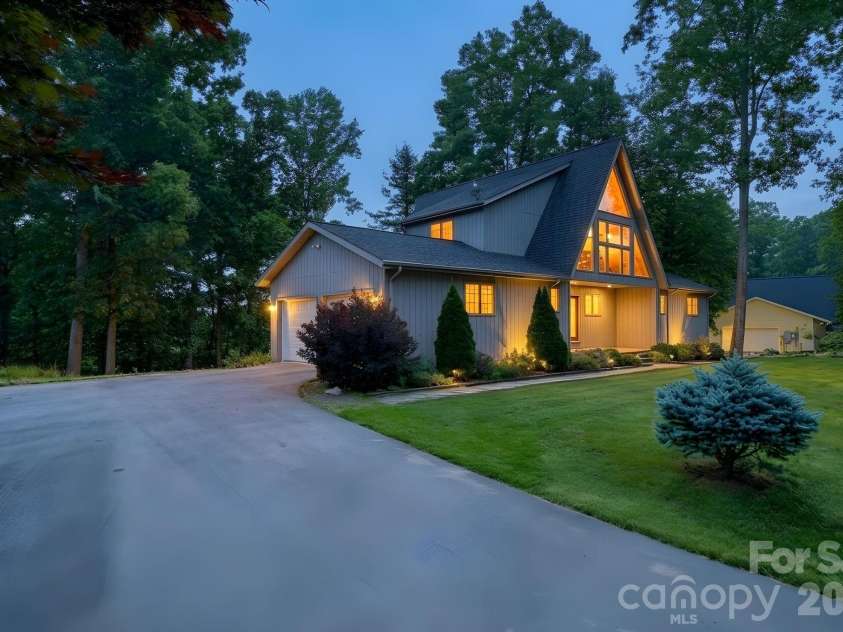 198 Hickory Hill Circle, Spruce Pine, NC 28777.  MLS# CAR4399787, YatesRealty ID 35250. 