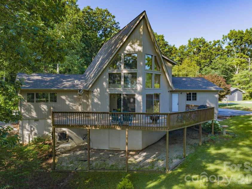 198 Hickory Hill Circle, Spruce Pine, NC 28777.  MLS# CAR4399787, YatesRealty ID 35250. 