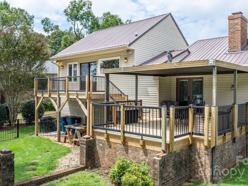 748 Moretz Court, Hickory, NC 28601.  MLS# CAR4291848, YatesRealty ID 35250. 