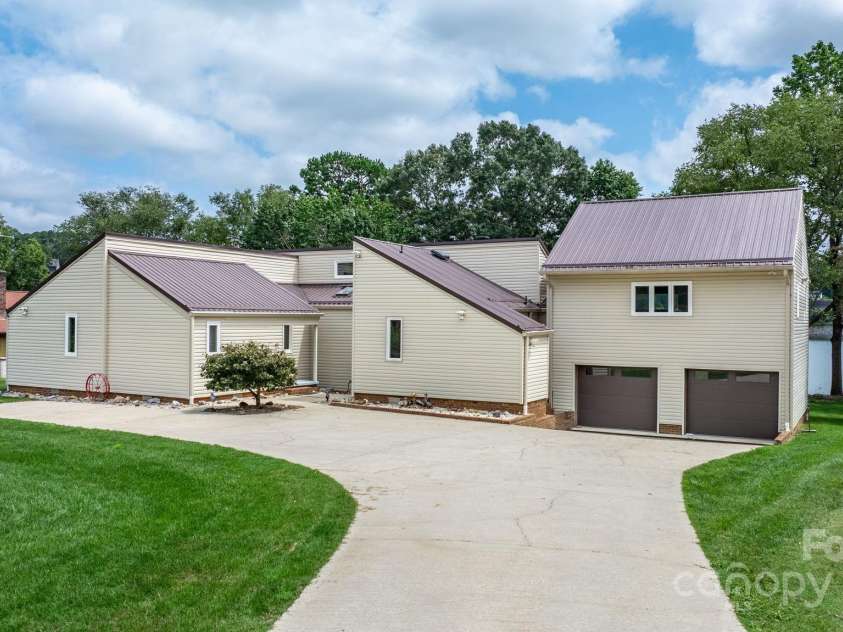 748 Moretz Court, Hickory, NC 28601.  MLS# CAR4291848, YatesRealty ID 35250. 